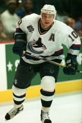 Pavel bure with the Vancouver Canucks. Image courtesy of Wikimedia Commons.